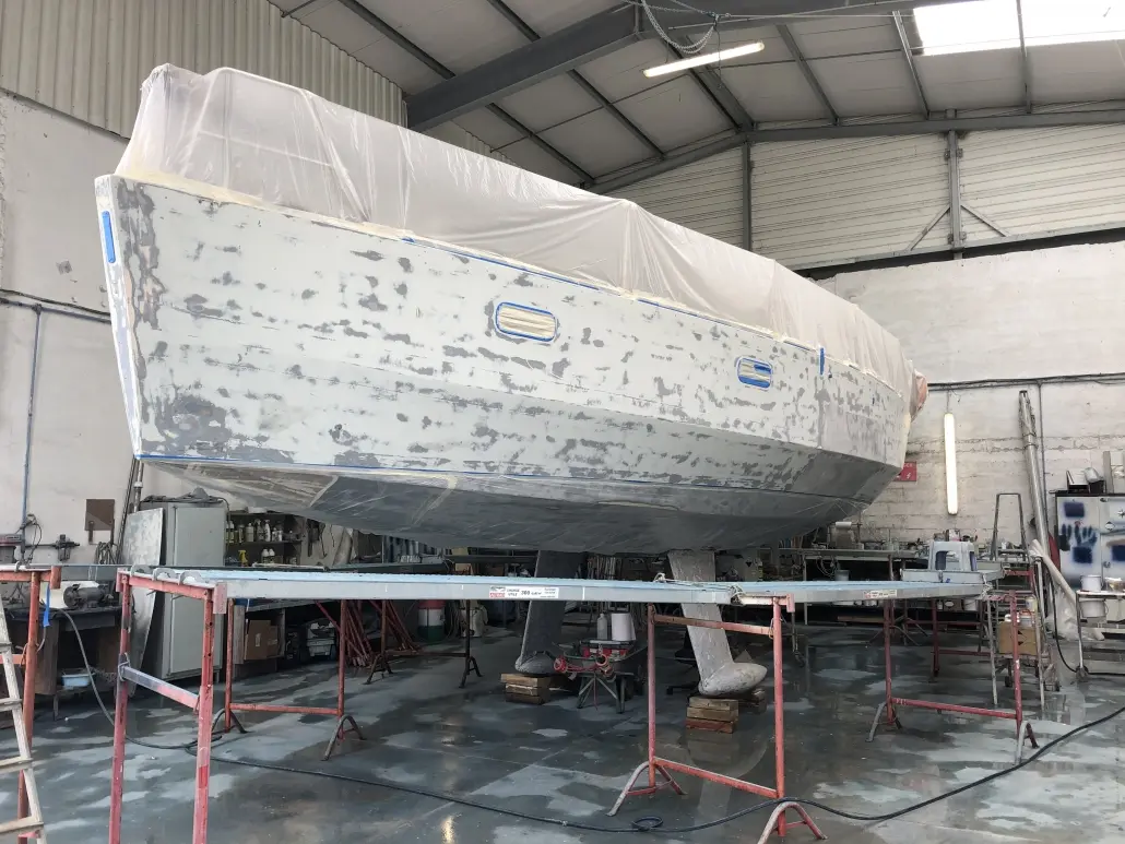 Réparation de bateau à l'atelier